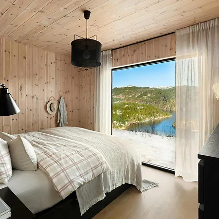 Nyaraló Overlooking Ryfylke Fjord Hoyvik