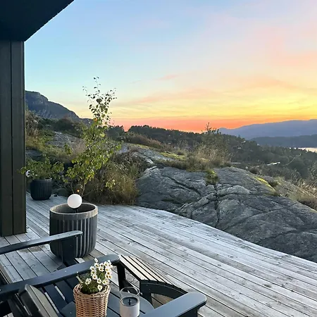 Overlooking Ryfylke Fjord בית נופש